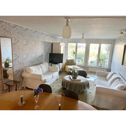 Beautiful stay in perfect location to the Sea, tennis, golf, hiking, free wifi & parking