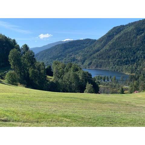 Feriehus med utsikt til fjord og fjell