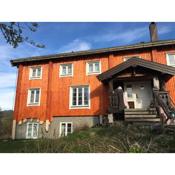 Hyggelig lite bosted ved sjøen, nær sentrum.