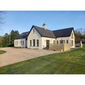 Kilskeery Lodge, modern country house with hot tub