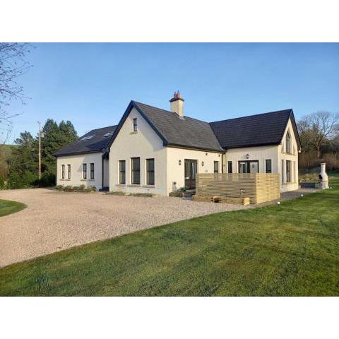Kilskeery Lodge, modern country house with hot tub