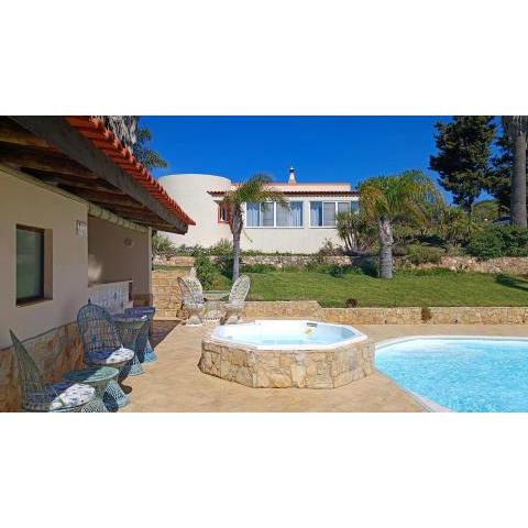 Komfortable Villa auf großem Grundstück mit Pool