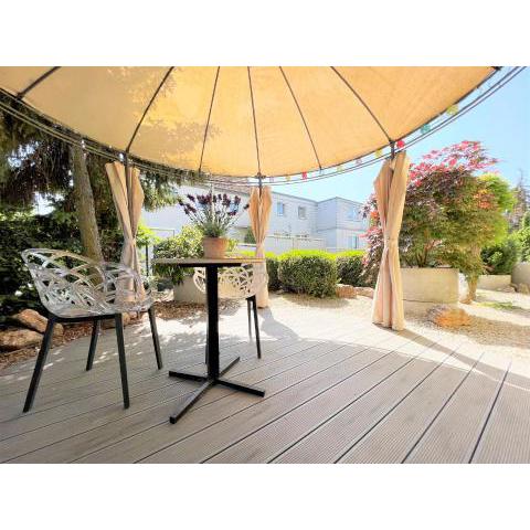 Korbstadt-Villa Rattan-Design mit Balkon, Garten, Arbeitsplatz, Küche