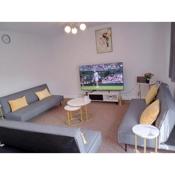 Modern Spacious 4 Bed House-with Private Parking
