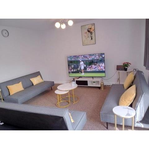 Modern Spacious 4 Bed House-with Private Parking
