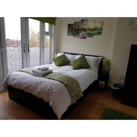 Modern ★★★★★ Top Floor Studio Apartment Getaway