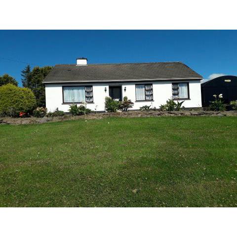 Room in Apartment - 1 Bedroom In A Homely Home With A Lovely Farm