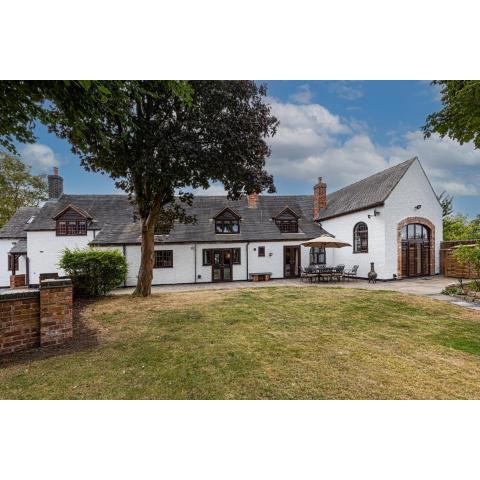 Rustic 5 Bed Farm House in Derbyshire, sleeps 9