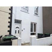 Shoreside Ground Floor 2 Bed near Beach & Town Self Check-in