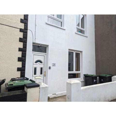 Shoreside Ground Floor 2 Bed near Beach & Town Self Check-in