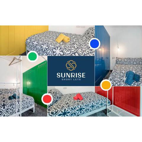 SUNRISE AT THE DIGS - 2 rooms, 4 Double Beds, Fully Equipped, Free Parking, WiFi, 3xSmart TVs, Trades, Groups, Families, Food, Shops, Bars, Short - Long Stays Welcome, Weekly or Monthly by Sunrise Short Lets