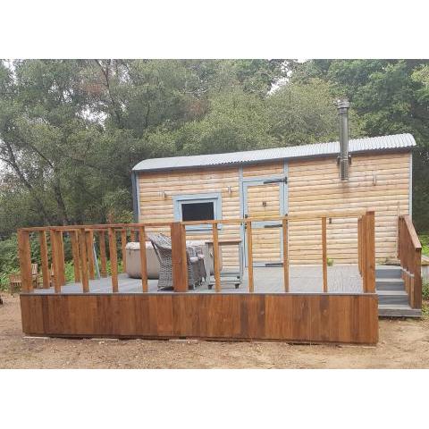 The Great Escape, large secluded woodland Shepherds Hut with hottub/jacuzzi on large deck