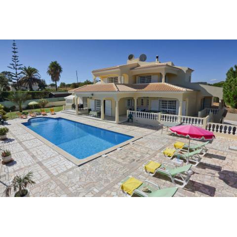 Villa Vale Martins by Villa Plus